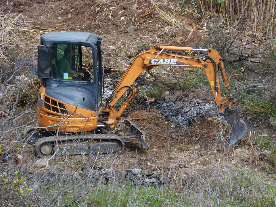 Haciendo el desbroce de bosques con una excavadora